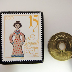 旧東ドイツ　人形切手ブローチ　4758 3枚目の画像