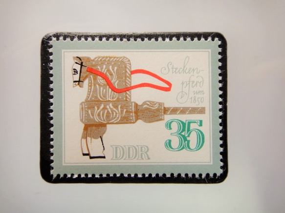 旧東ドイツ　おもちゃ切手ブローチ5028 1枚目の画像