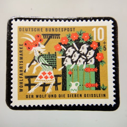 ドイツ　童話　七匹の小ヤギ　切手ブローチ　5148 1枚目の画像