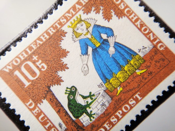 ドイツ　童話 カエルの王子切手ブローチ　5152 2枚目の画像