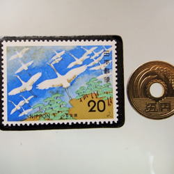 日本　童話「つる女房」切手ブローチ　5222 3枚目の画像