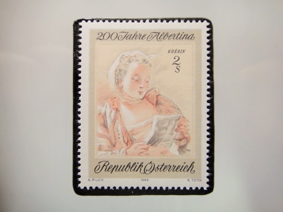 オーストリア1969年　「読書する婦人」切手ブローチ 5256 1枚目の画像