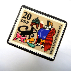 旧東ドイツ「童話」長靴をはいた猫　切手ブローチ682 2枚目の画像