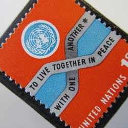 アメリカ　国連1962年「平和な世界へ」切手ブローチ5414 2枚目の画像