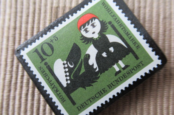 ドイツ　童話　赤ずきん　切手ブローチ　5928 2枚目の画像