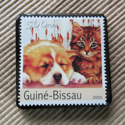 ギニアビサウ　犬と猫切手ブローチ　608２ 1枚目の画像