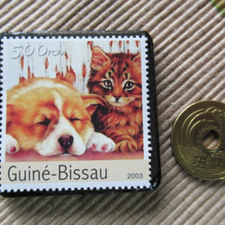 ギニアビサウ　犬と猫切手ブローチ　608２ 3枚目の画像