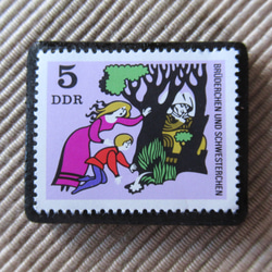 ドイツ　童話　小さな兄妹　切手ブローチ 6394 1枚目の画像