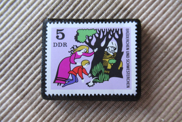 ドイツ　童話　小さな兄妹　切手ブローチ 6394 1枚目の画像