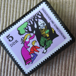 ドイツ　童話　小さな兄妹　切手ブローチ 6394 2枚目の画像