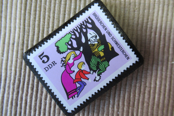 ドイツ　童話　小さな兄妹　切手ブローチ 6394 2枚目の画像