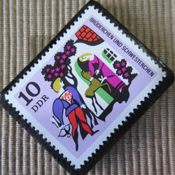 ドイツ　童話　小さな兄妹　切手ブローチ 6395 2枚目の画像