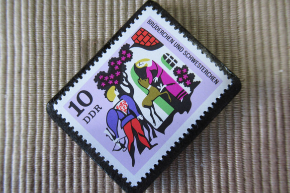 ドイツ　童話　小さな兄妹　切手ブローチ 6395 2枚目の画像