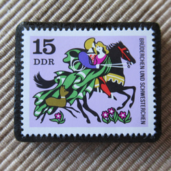 ドイツ　童話　小さな兄妹　切手ブローチ 6396 1枚目の画像