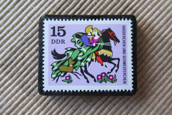 ドイツ　童話　小さな兄妹　切手ブローチ 6396 1枚目の画像