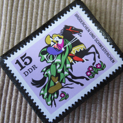 ドイツ　童話　小さな兄妹　切手ブローチ 6396 2枚目の画像