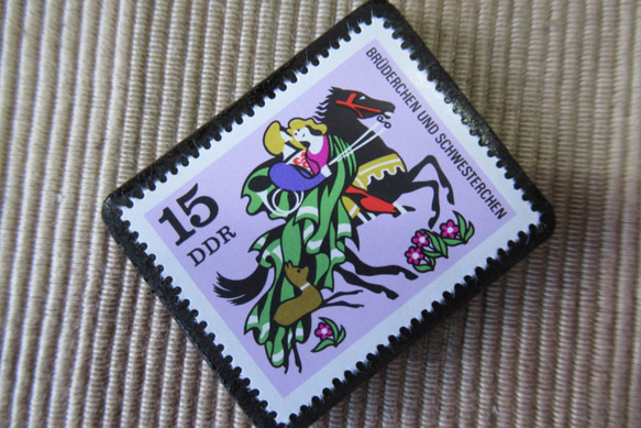 ドイツ　童話　小さな兄妹　切手ブローチ 6396 2枚目の画像