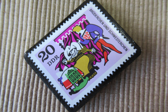 ドイツ　童話　小さな兄妹　切手ブローチ 6397 2枚目の画像
