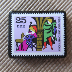 ドイツ　童話　小さな兄妹　切手ブローチ 6398 1枚目の画像