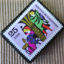 ドイツ　童話　小さな兄妹　切手ブローチ 6398 2枚目の画像