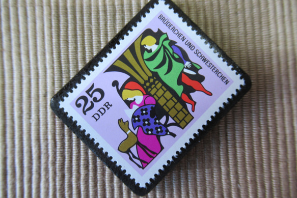 ドイツ　童話　小さな兄妹　切手ブローチ 6398 2枚目の画像