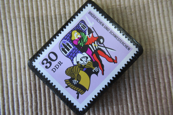 ドイツ　童話　小さな兄妹　切手ブローチ 6399 2枚目の画像