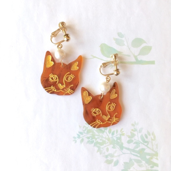 ニヤリと笑う、態度大きめ茶色い猫さんのイヤリング（べっ甲風 茶色 