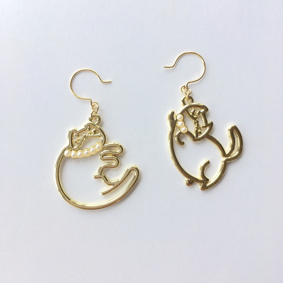 伸びねこ・まる猫 デブ系大きめ猫のピアス（アシンメトリー ゴールド