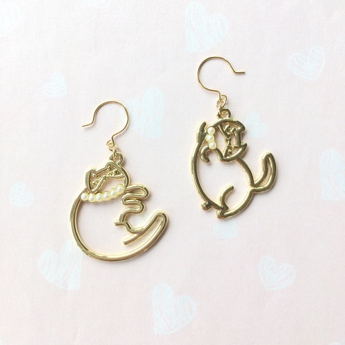 伸びねこ・まる猫 デブ系大きめ猫のピアス（アシンメトリー ゴールド