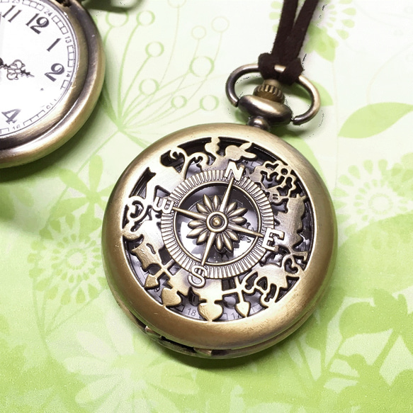 飾り蓋の美しい不思議の国のアリスの懐中時計のペンダント（紐またはチェーン） 1枚目の画像