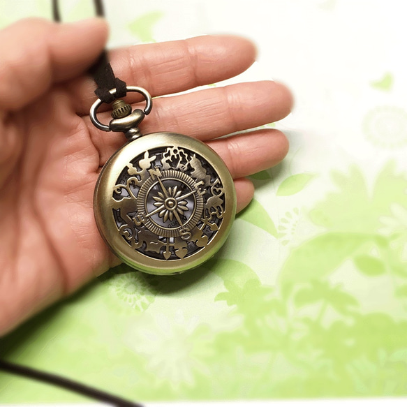 飾り蓋の美しい不思議の国のアリスの懐中時計のペンダント（紐またはチェーン） 3枚目の画像