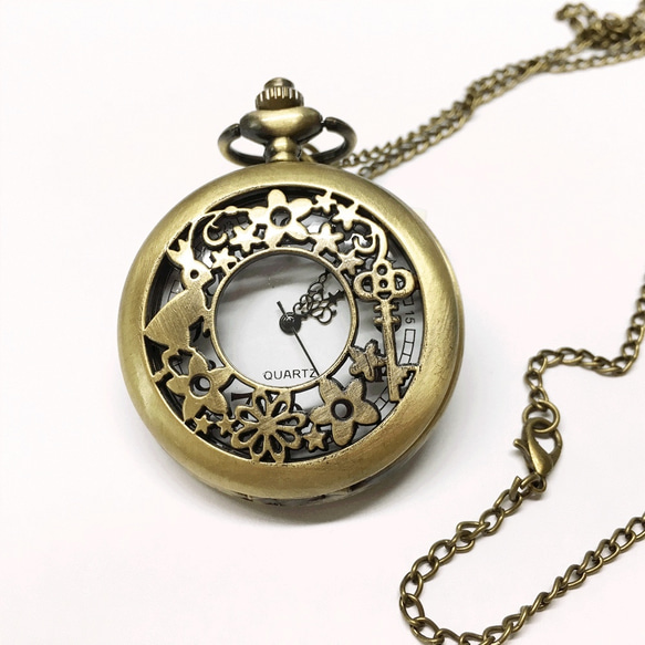 飾り蓋の美しい不思議の国のアリスの懐中時計のペンダント（紐またはチェーン） 5枚目の画像