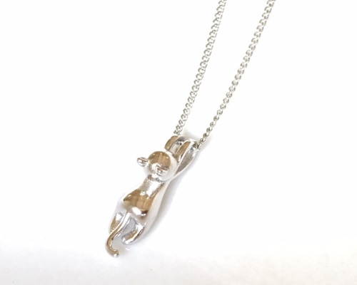 琥珀のネックレスに猫が描いている可愛いネックレス留め金はシルバー