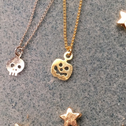 プチサイズ！　ハロウィン　ネックレス　ドクロ　と　かぼちゃ　（Halloween　necklace） 2枚目の画像