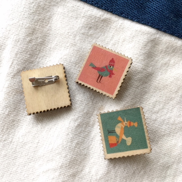 ３羽の渡り鳥のブローチ　set B（木製、鳥、旅、切手） 4枚目の画像
