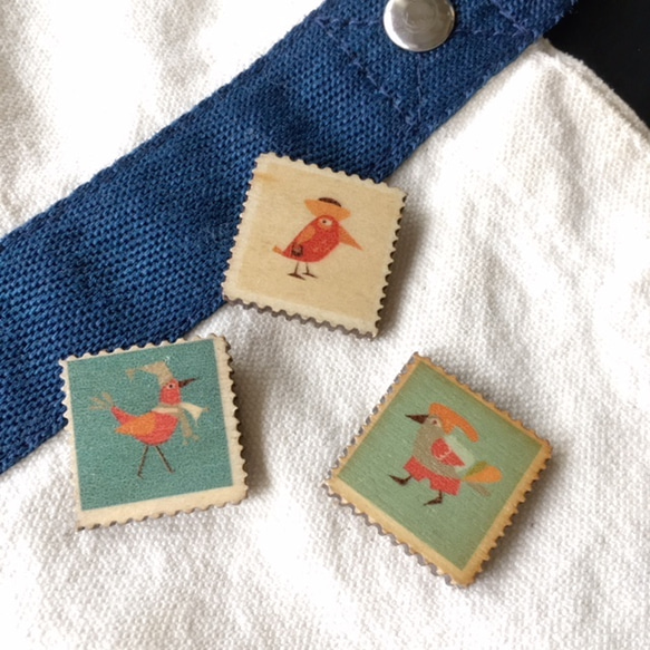３羽の渡り鳥のブローチ　set A（木製、鳥、旅、切手） 1枚目の画像