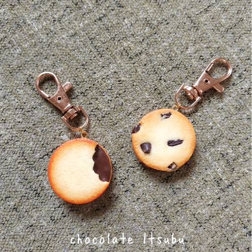 クッキーのキーホルダー♪フェイクスイーツ(*^^*)チョコチップ、かじり