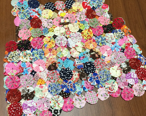 ヨーヨーキルト 小花柄 ハンドメイド☆ヨーヨーキルトカーテン☆41cm×41cm花ピンクの通販