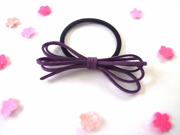 （送料無料）革紐リボンのヘアゴム　紫色 1枚目の画像