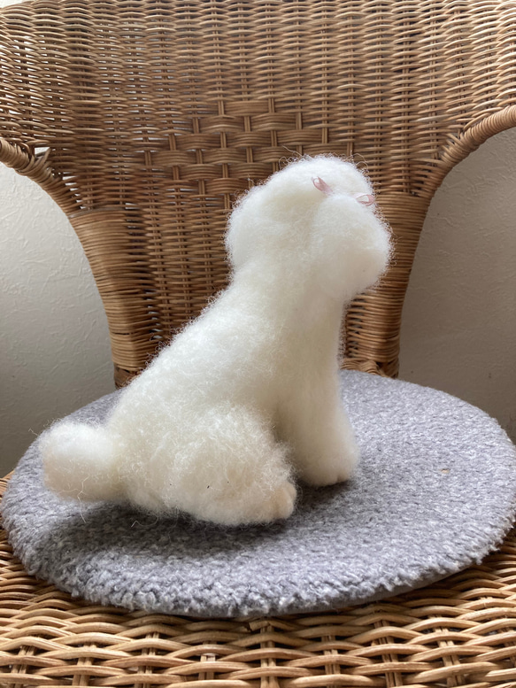 羊毛フェルト人形　おすわりトイプードル(ホワイト) 4枚目の画像