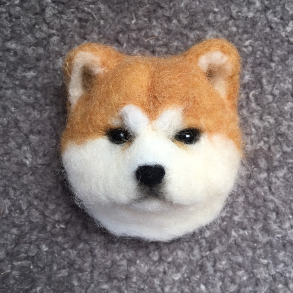 【受注制作】羊毛フェルトブローチ 秋田犬(赤毛) 2枚目の画像