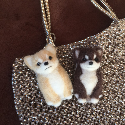 羊毛フェルトブローチ お座りワンコ チワワ(薄茶、茶色) 羊毛フェルト