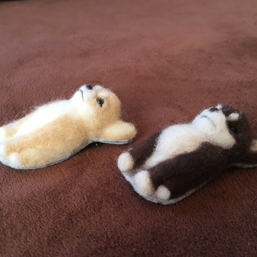 羊毛フェルトブローチ お座りワンコ チワワ(薄茶、茶色) 羊毛フェルト