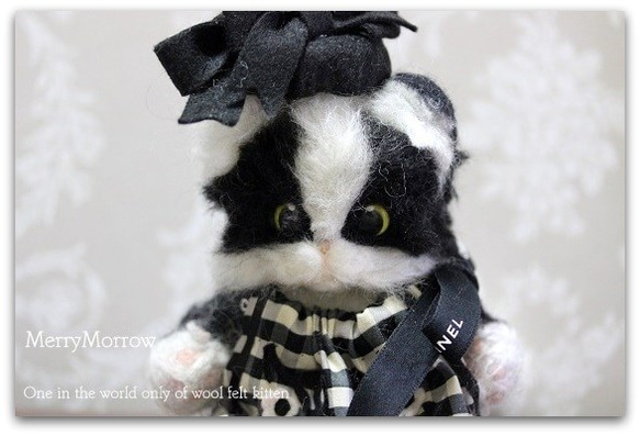 羊毛フェルト 猫の人形 ガラスケース付き 羊毛フェルト 猫 ぬいぐるみ