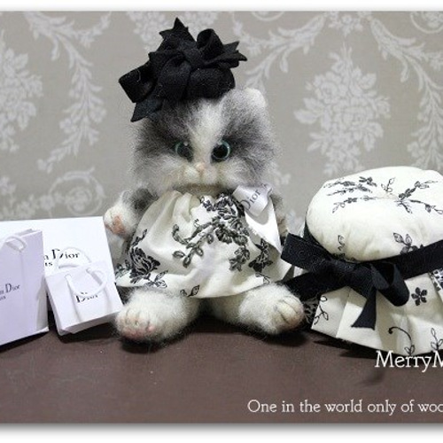 羊毛フェルト 猫 ぬいぐるみ ネコの目 パリジェンヌ Name Christian