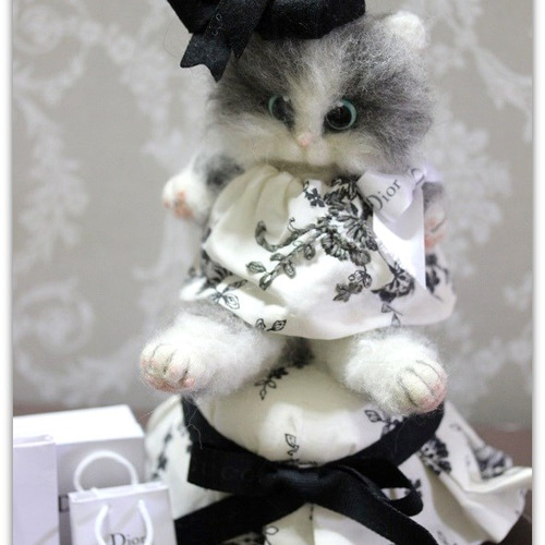 羊毛フェルト 猫 ぬいぐるみ ネコの目 パリジェンヌ Name Christian