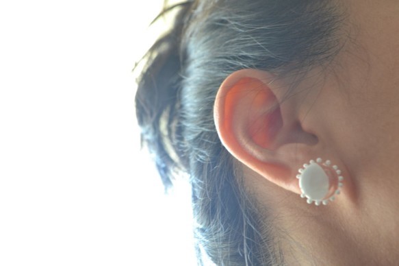 glass flower earring[白のお花ピアス] 3枚目の画像