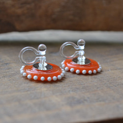 【再販】glass flower earring[オレンジのお花ノンホールピアス] 2枚目の画像