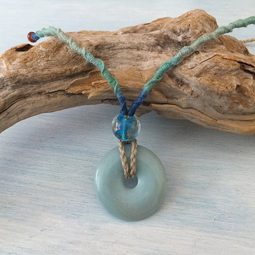 ドーナツ型天然石》アマゾナイトとトンボ玉のペンダント ネックレス