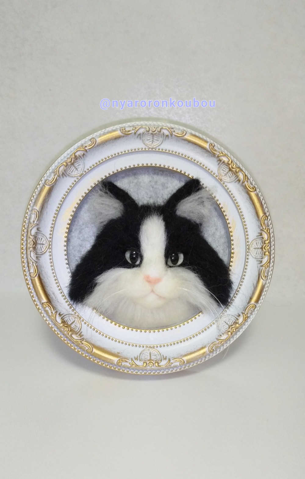 【羊毛フェルト】フレーム入りハチワレ長毛猫ちゃん【夜光】